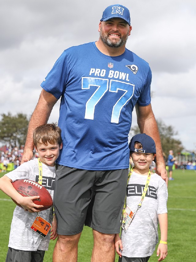 Andrew Whitworth Wearing Child Please Tee Shirt - HollyTees