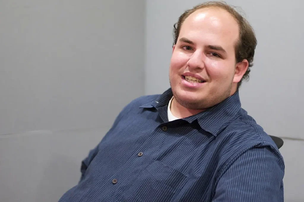 Brian Stelter Annual Salary and Income